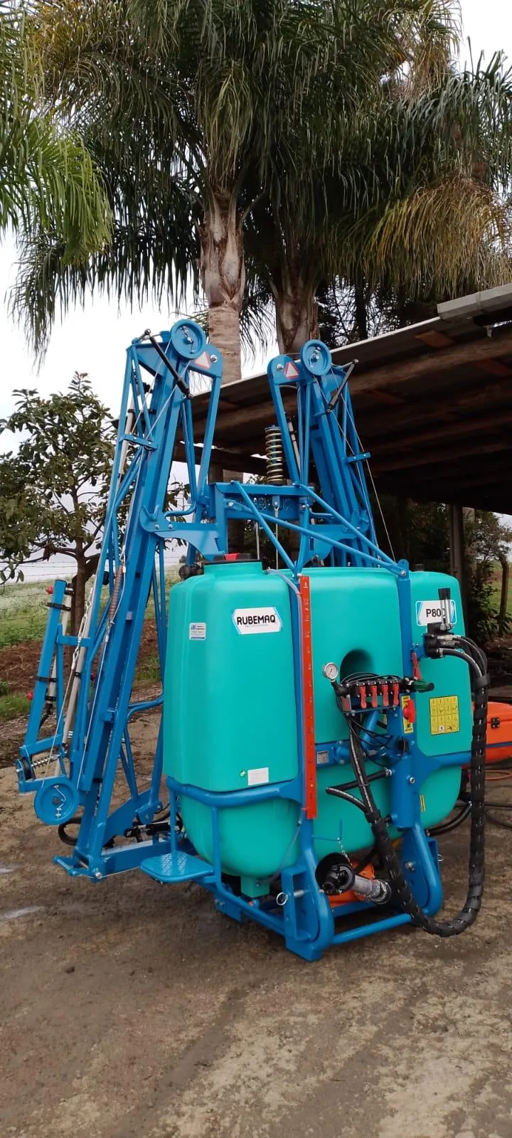 PULVERIZADOR HUBEMAQ P800 - 800 LITROS - 14 METROS DE BARRAS HIDRAULICO COM LUZ NOTURNA