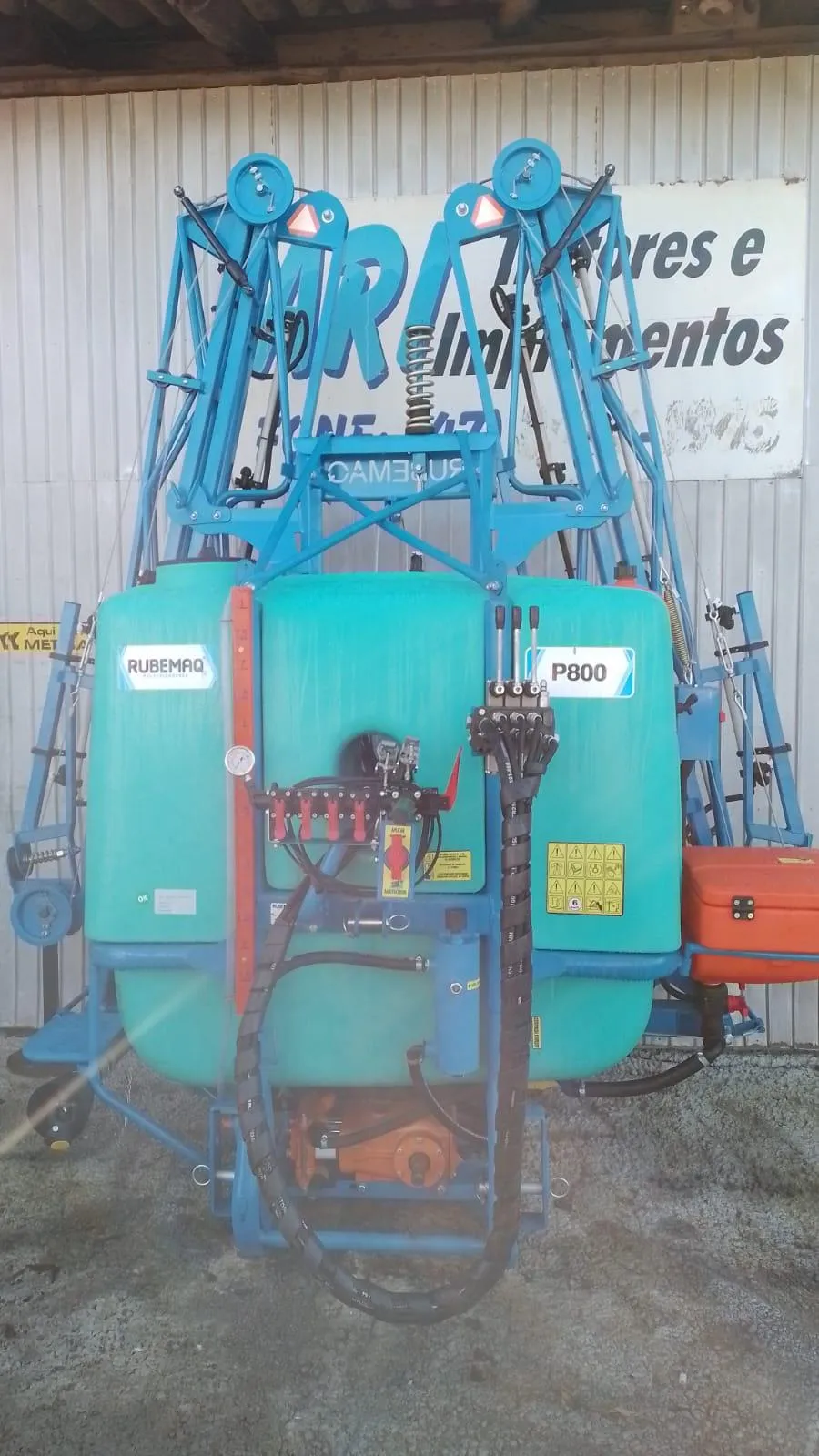 PULVERIZADOR HUBEMAQ P800 - 800 LITROS - 14 METROS DE BARRAS HIDRAULICO COM LUZ NOTURNA