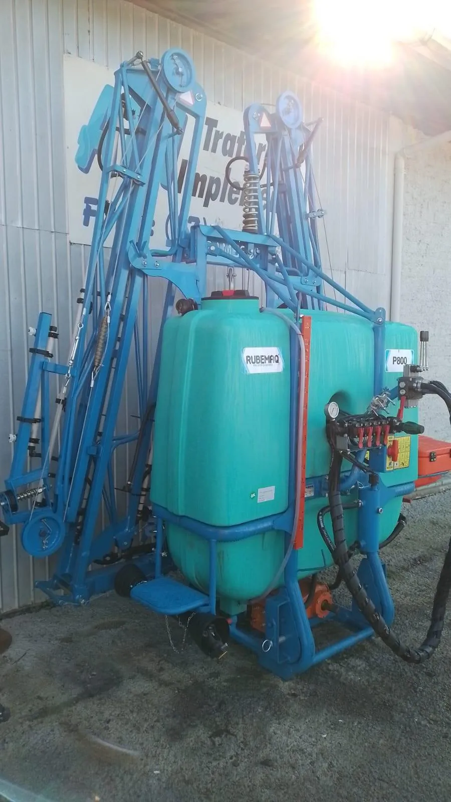 PULVERIZADOR HUBEMAQ P800 - 800 LITROS - 14 METROS DE BARRAS HIDRAULICO COM LUZ NOTURNA