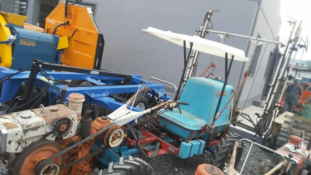 MICRO TRATOR TOBATTA COM PULVERIZADOR MARCASSIO