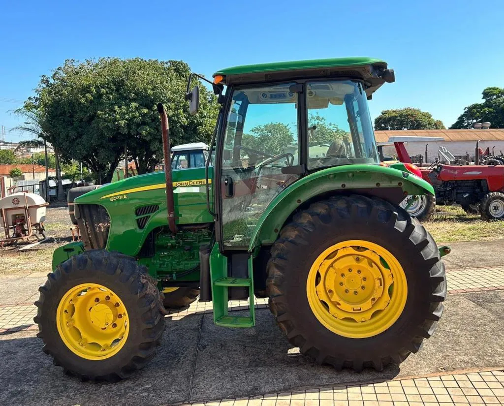 Trator John Deere 5078E - Ano 2017