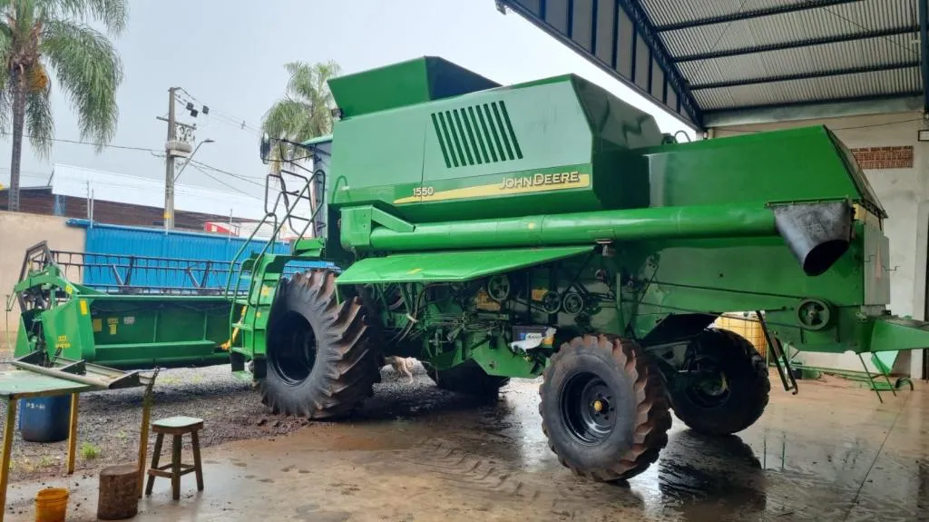 COLHEITADEIRA JOHN DEERE 1550 ANO 2004