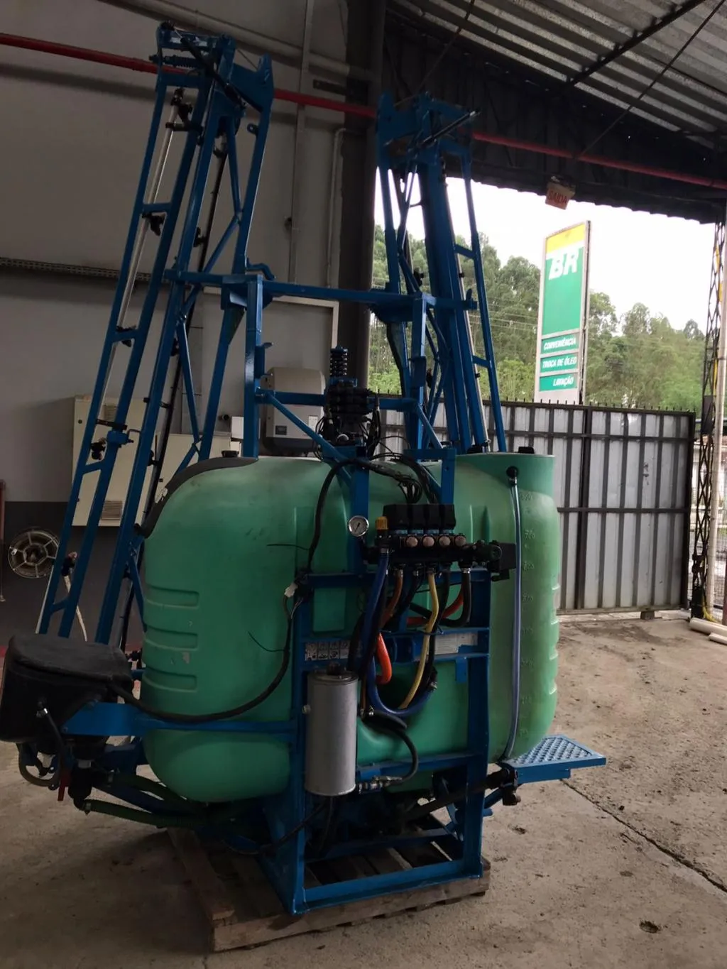 Pulverizador Montana 800 litros com 14 metros de barra - Eletrico