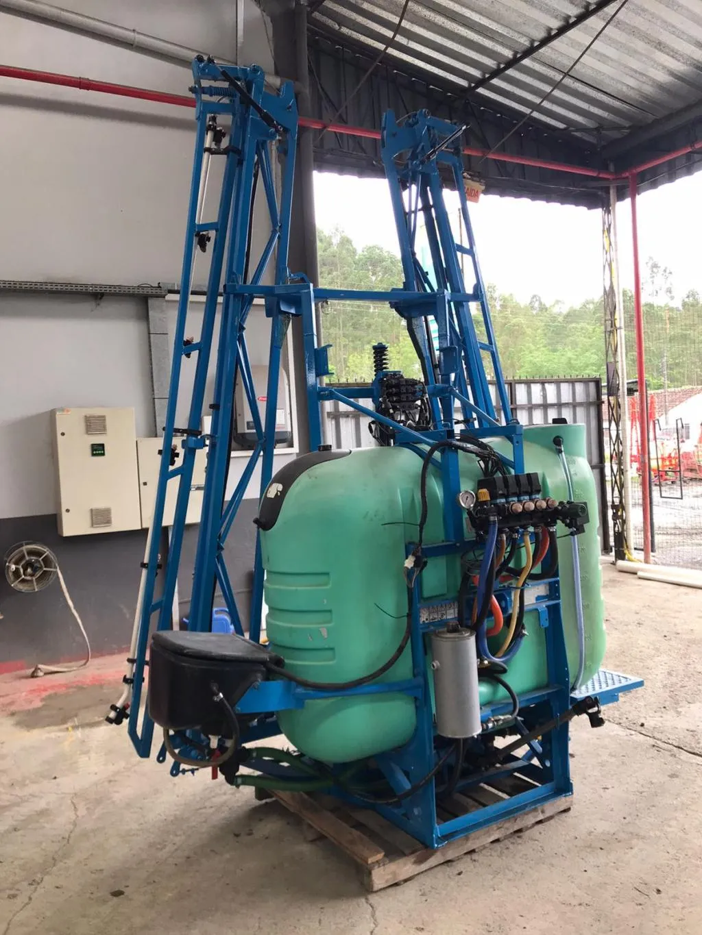 Pulverizador Montana 800 litros com 14 metros de barra - Eletrico