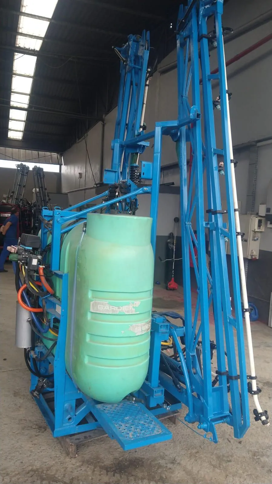 Pulverizador Montana 800 litros com 14 metros de barra - Eletrico