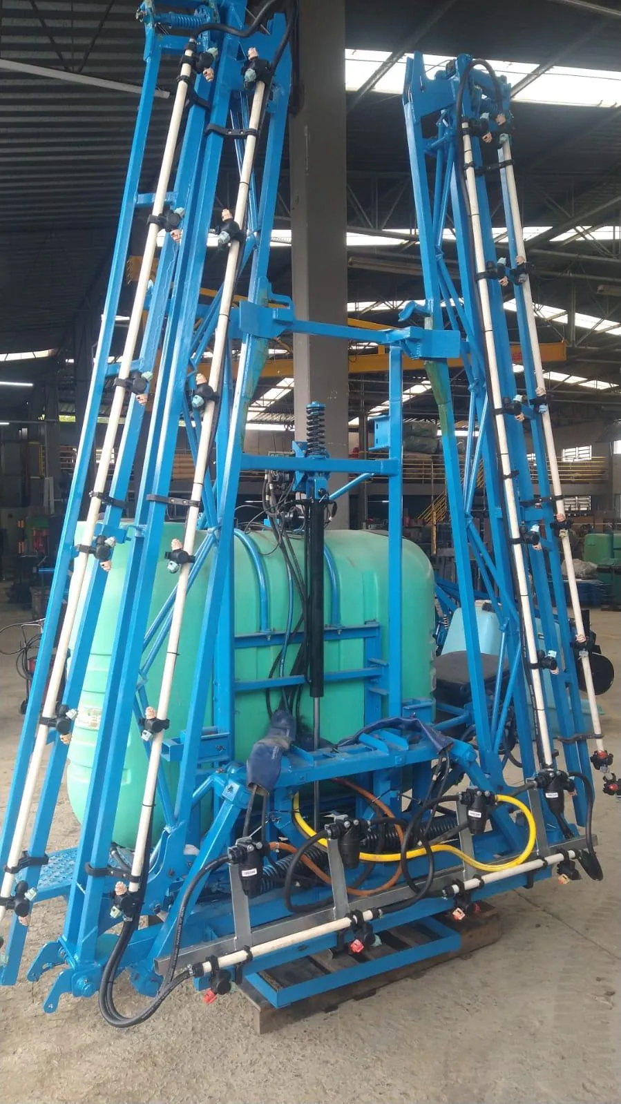 Pulverizador Montana 800 litros com 14 metros de barra - Eletrico