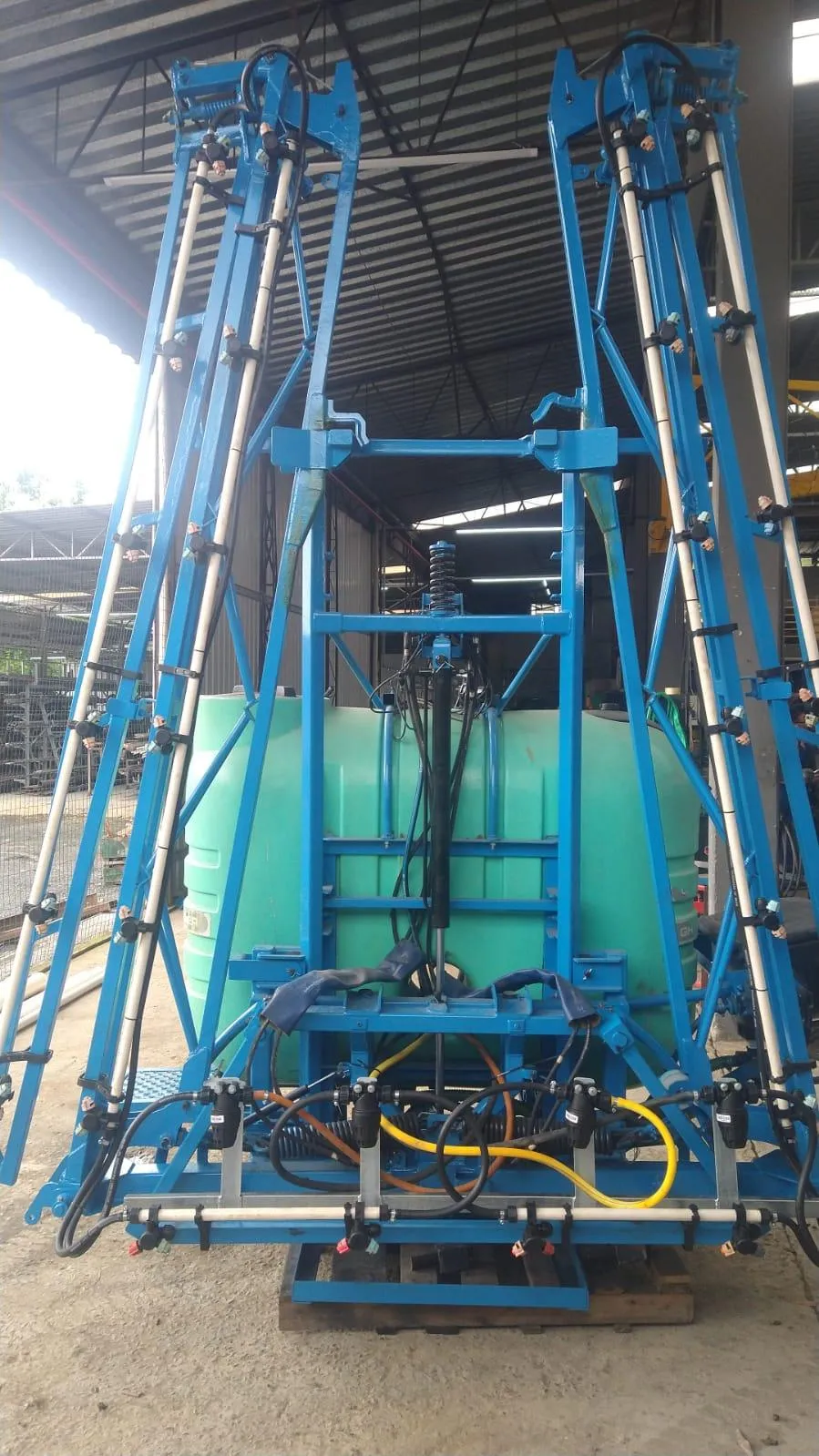Pulverizador Montana 800 litros com 14 metros de barra - Eletrico