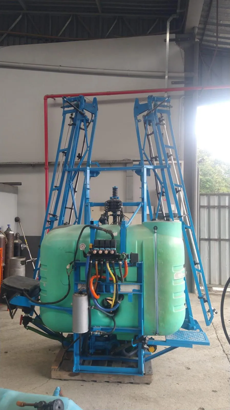 Pulverizador Montana 800 litros com 14 metros de barra - Eletrico