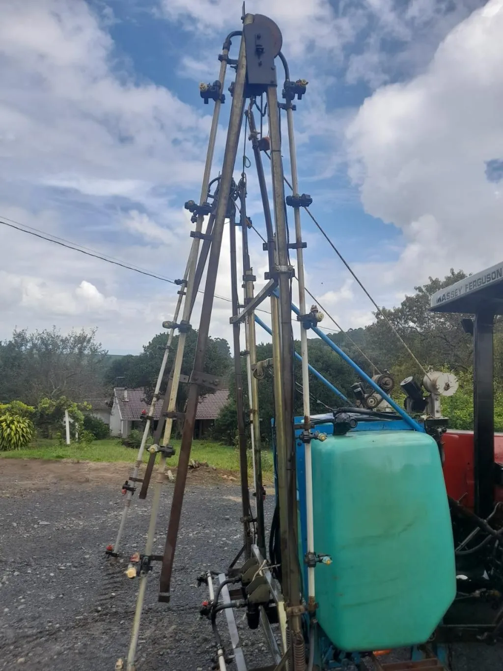PULVERIZADOR MONTANA 680 LITROS 12 METROS COM SISTEMA ELÉTRICO 