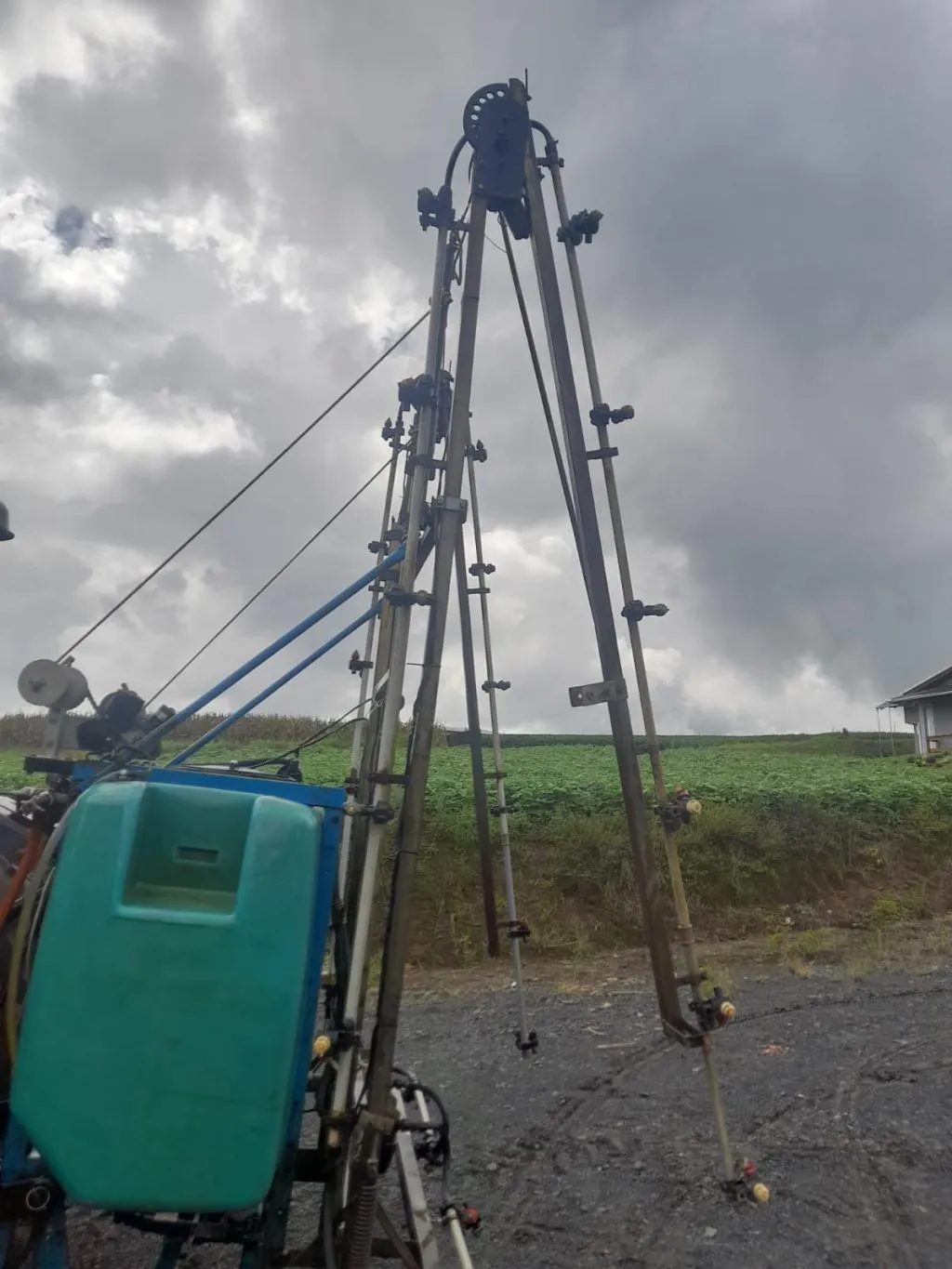 PULVERIZADOR MONTANA 680 LITROS 12 METROS COM SISTEMA ELÉTRICO 