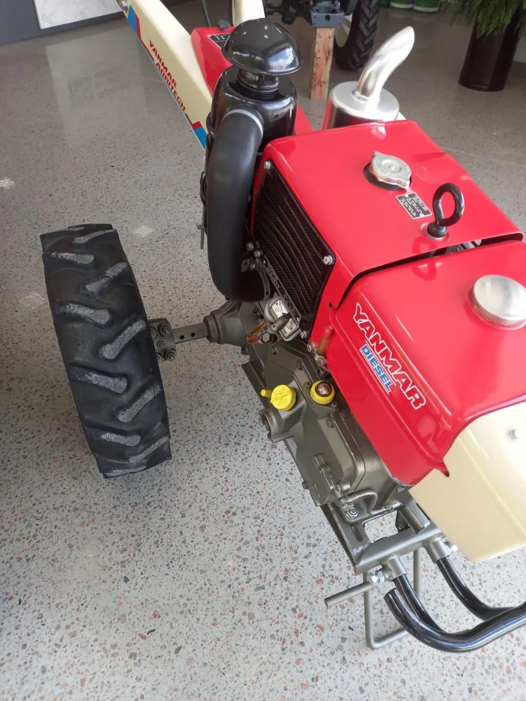 Micro Trator Yanmar TC11 ano 84 Reformado