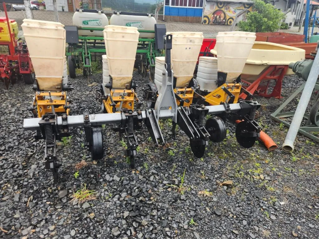 Plantadeira Agrícola  da marca Baldan modelo 4 linhas  ano 2015 toda revisada