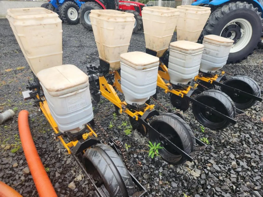 Plantadeira Agrícola  da marca Baldan modelo 4 linhas  ano 2015 toda revisada
