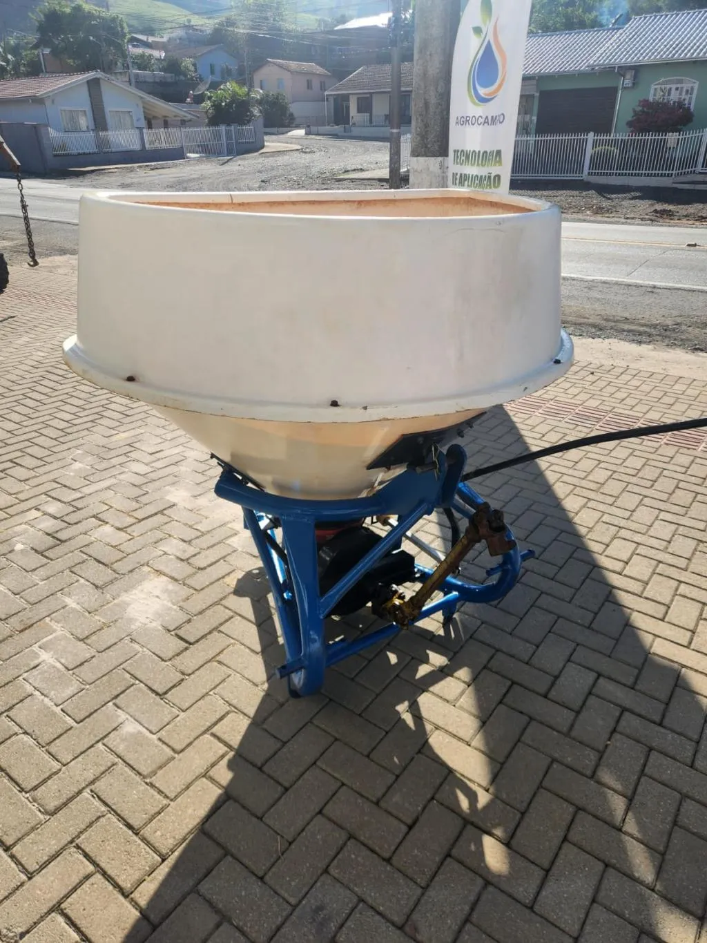 Espalhador de ureia 600 kg