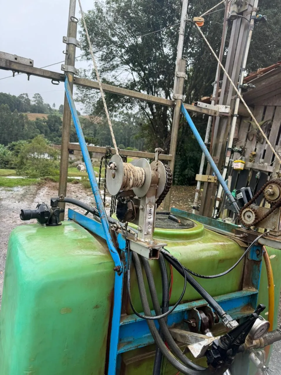 PULVERIZADOR MONTANA 600 LITROS COM 12 METROS DE BARRAS