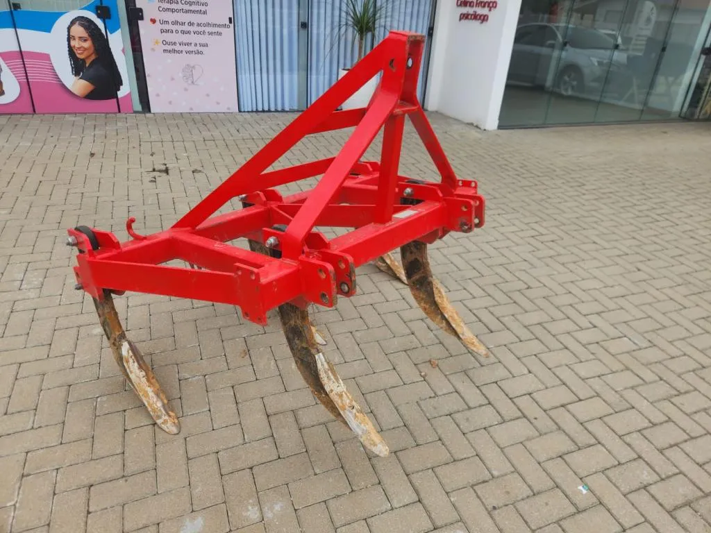 Arado subsulador da marca São José 5 hastes semi novo