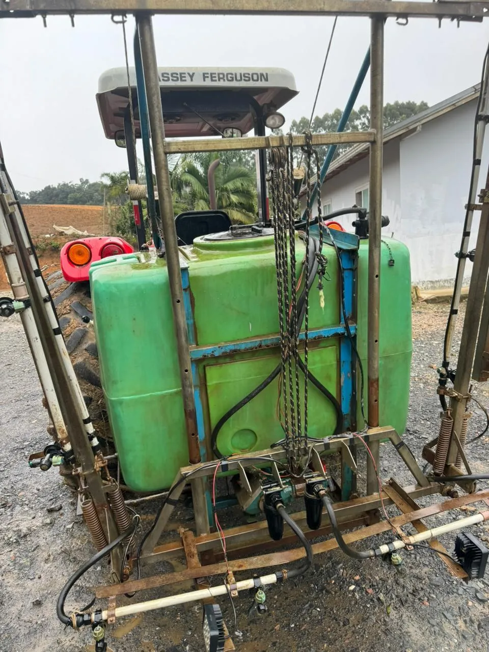 PULVERIZADOR MONTANA 600 LITROS COM 12 METROS DE BARRAS