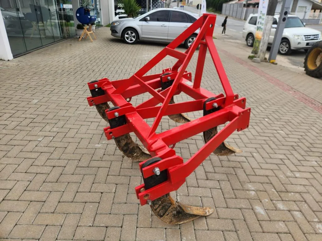 Arado subsulador da marca São José 5 hastes semi novo