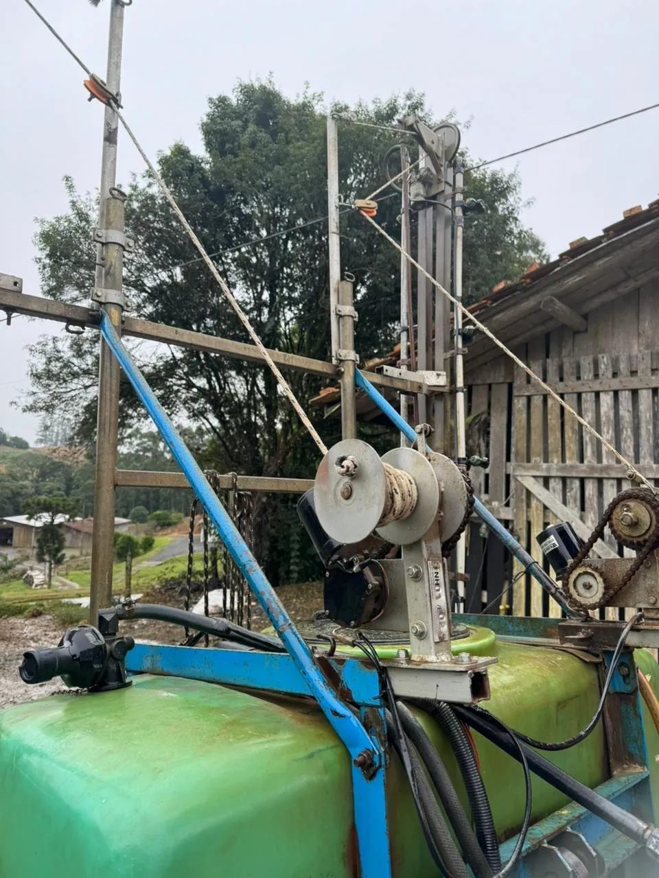 PULVERIZADOR MONTANA 600 LITROS COM 12 METROS DE BARRAS