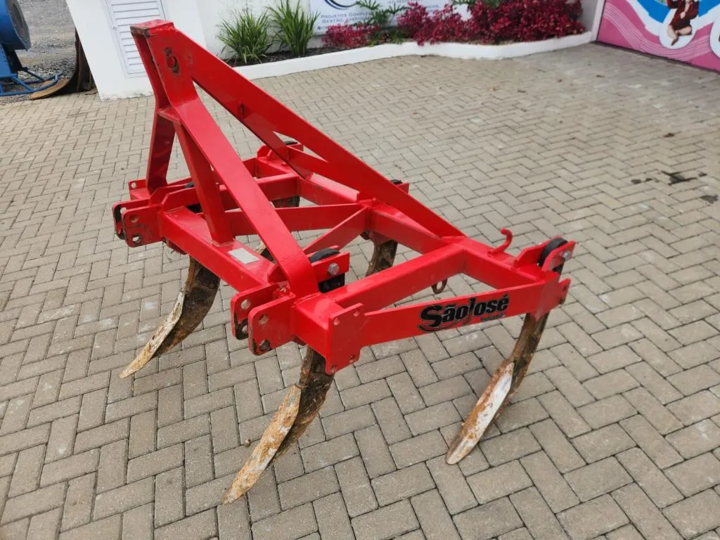 Arado subsulador da marca São José 5 hastes semi novo