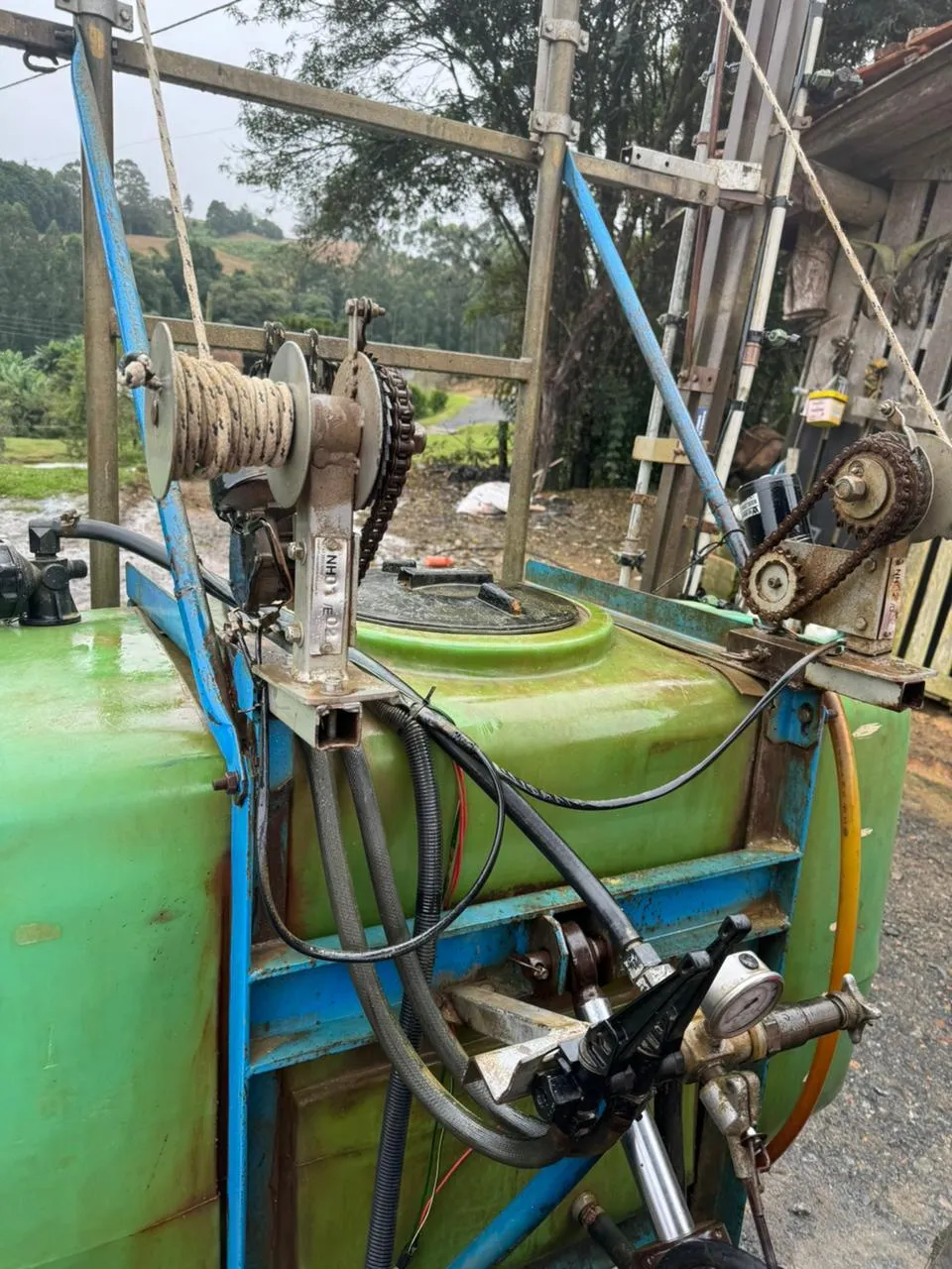 PULVERIZADOR MONTANA 600 LITROS COM 12 METROS DE BARRAS