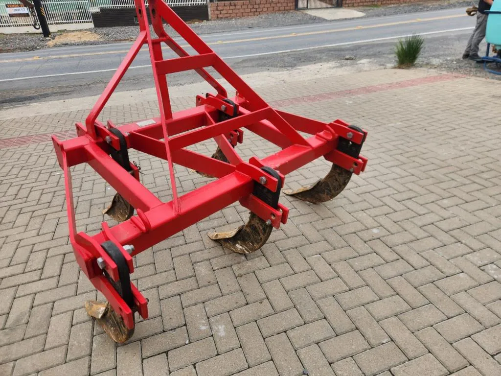 Arado subsulador da marca São José 5 hastes semi novo