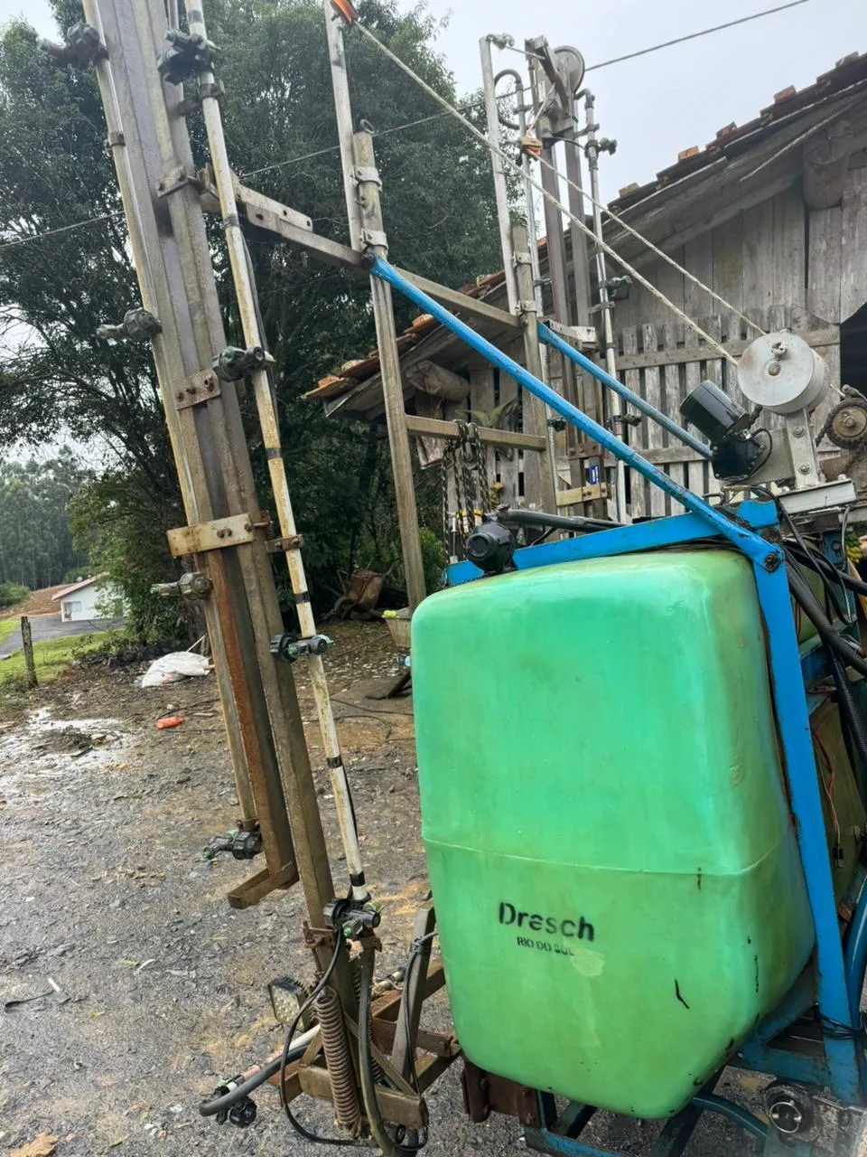 PULVERIZADOR MONTANA 600 LITROS COM 12 METROS DE BARRAS