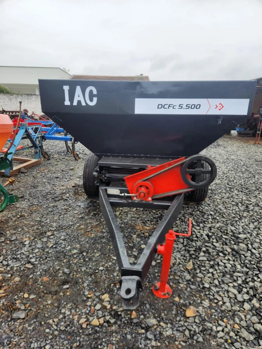 Espalhador de Calcário Marca IAC Modelo 5,500 Toneladas