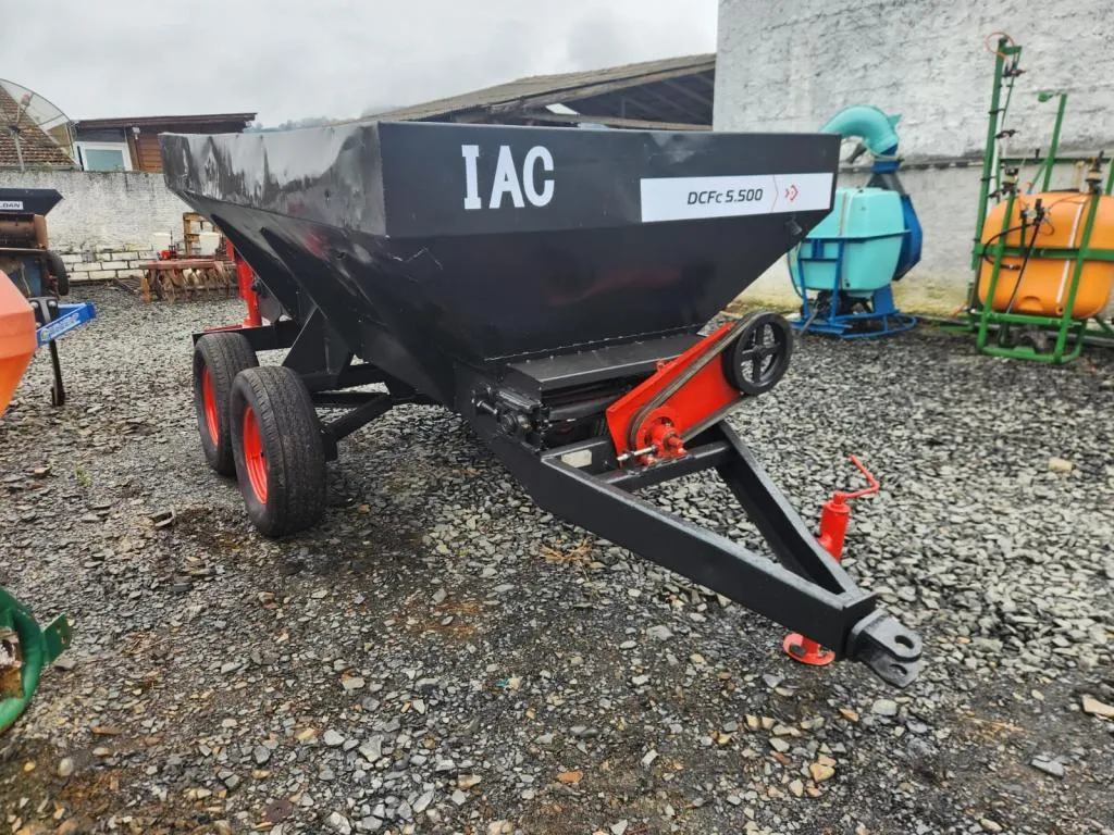 Espalhador de Calcário Marca IAC Modelo 5,500 Toneladas