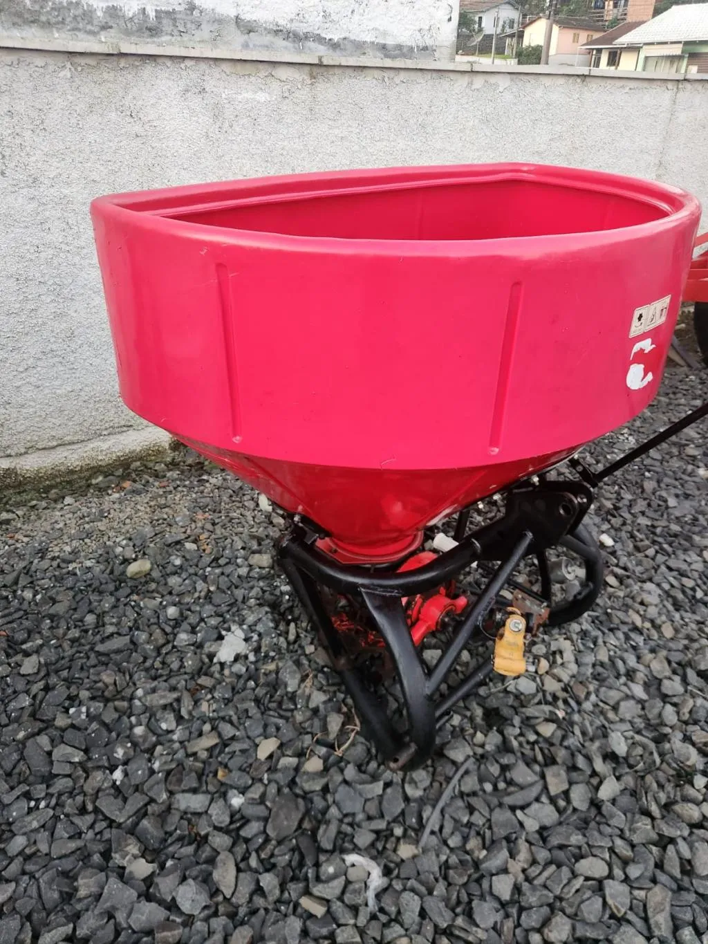 Espalhador da marca Nogueira  modelo 600 kg  impecável