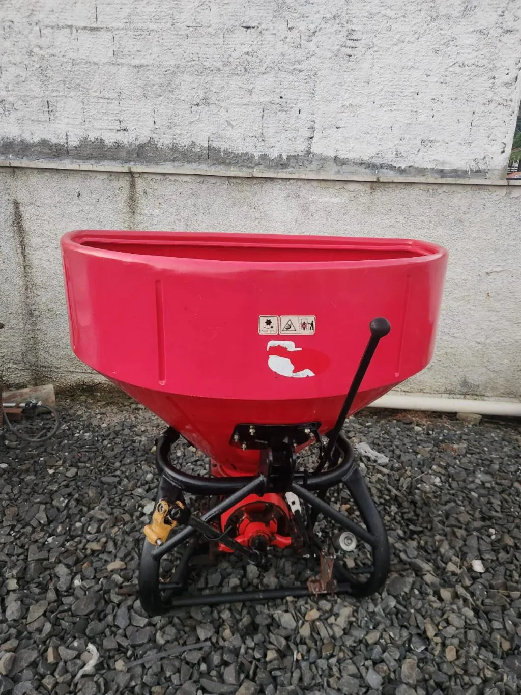 Espalhador da marca Nogueira  modelo 600 kg  impecável
