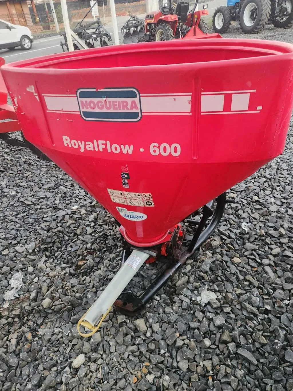 Espalhador da marca Nogueira  modelo 600 kg  impecável