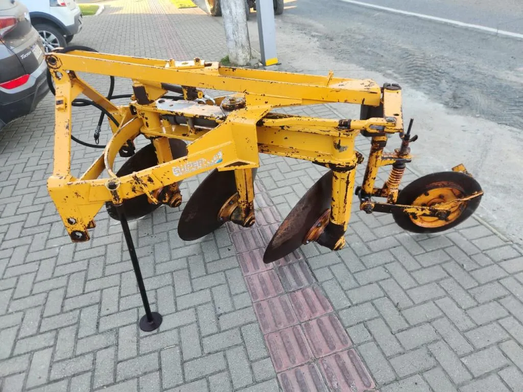 Arado reversível  marca Super Tatu com pistão original