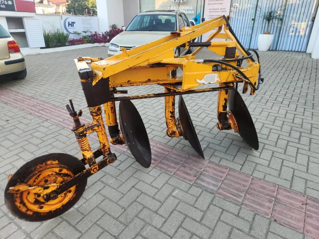 Arado reversível  marca Super Tatu com pistão original