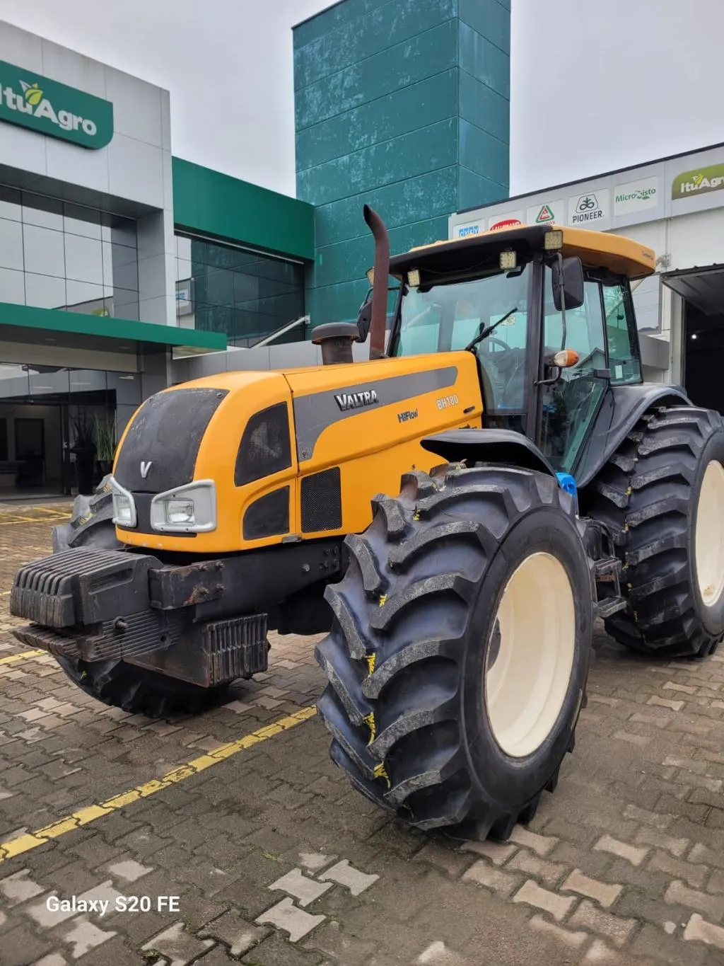 Trator Valtra BH 180 Hiflow 4×4 cabinado  Ano 2009 