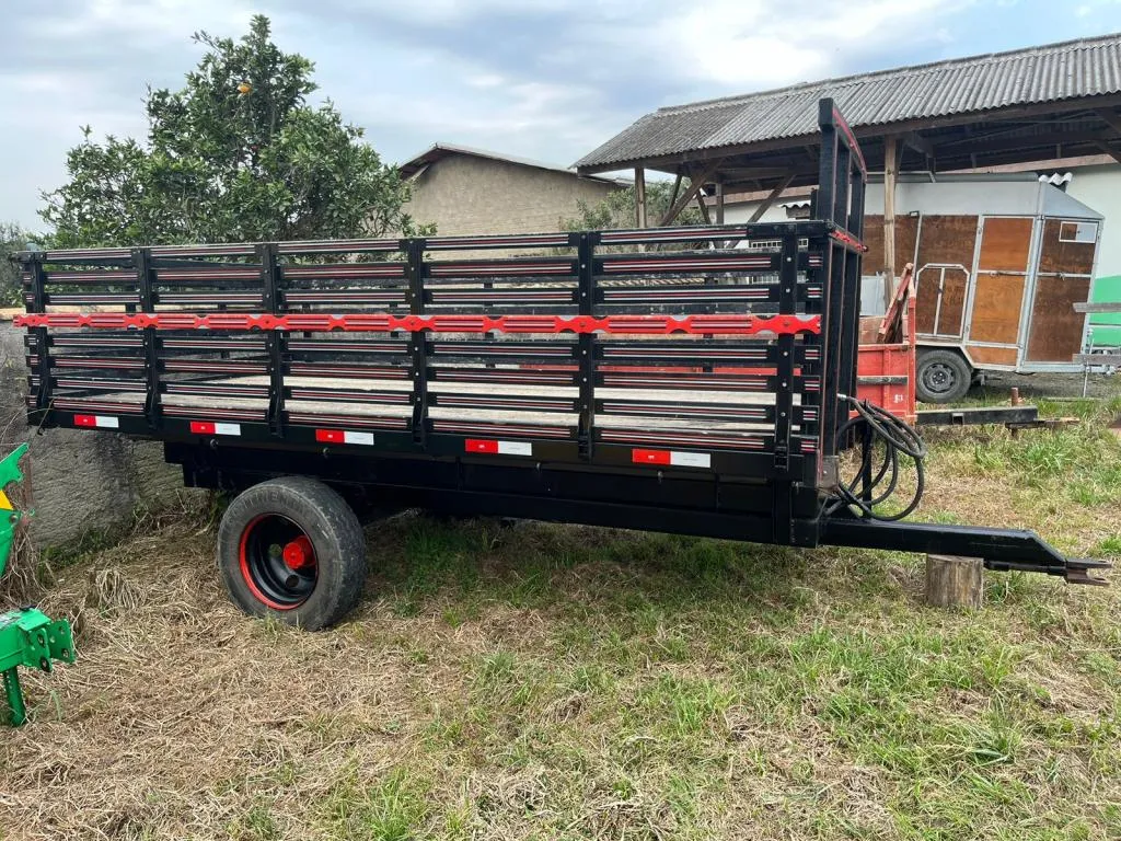 Carreta agrícola basculante com pistão 5 toneladas