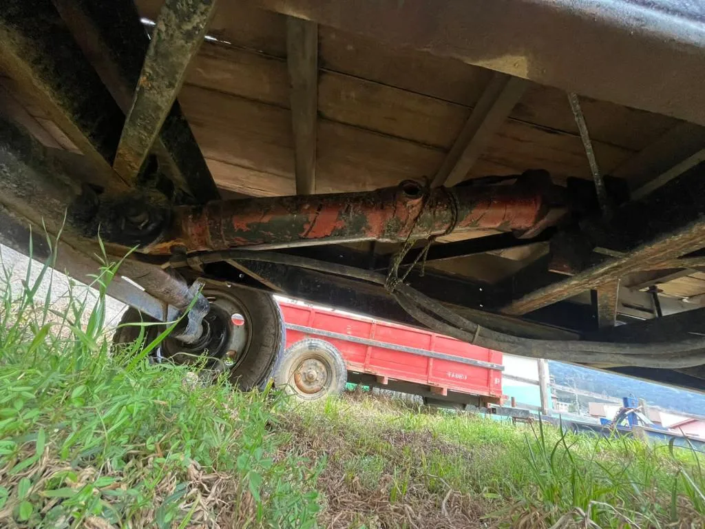 Carreta agrícola basculante com pistão 5 toneladas