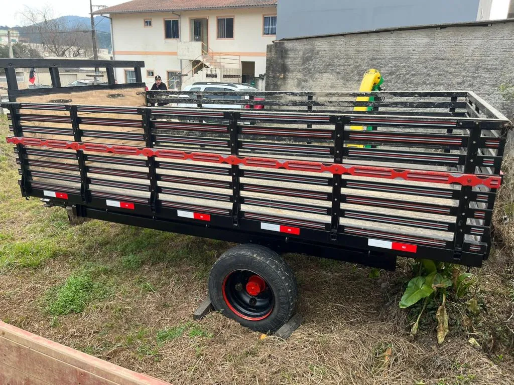 Carreta agrícola basculante com pistão 5 toneladas