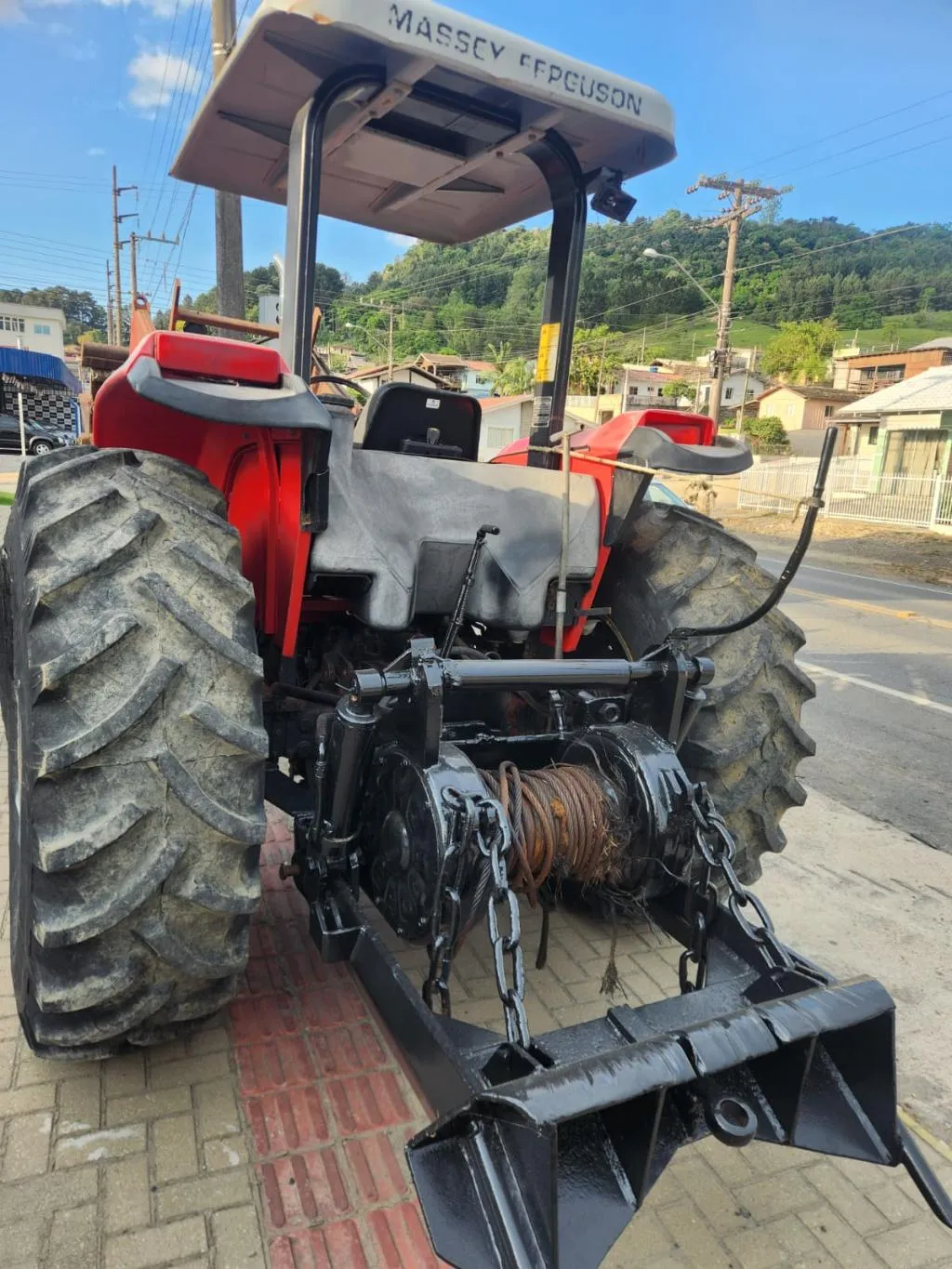 Trator Massey Ferguson modelo 4275 ano 1998 com guincho TMO caçador de 18 toneladas e levante frontal