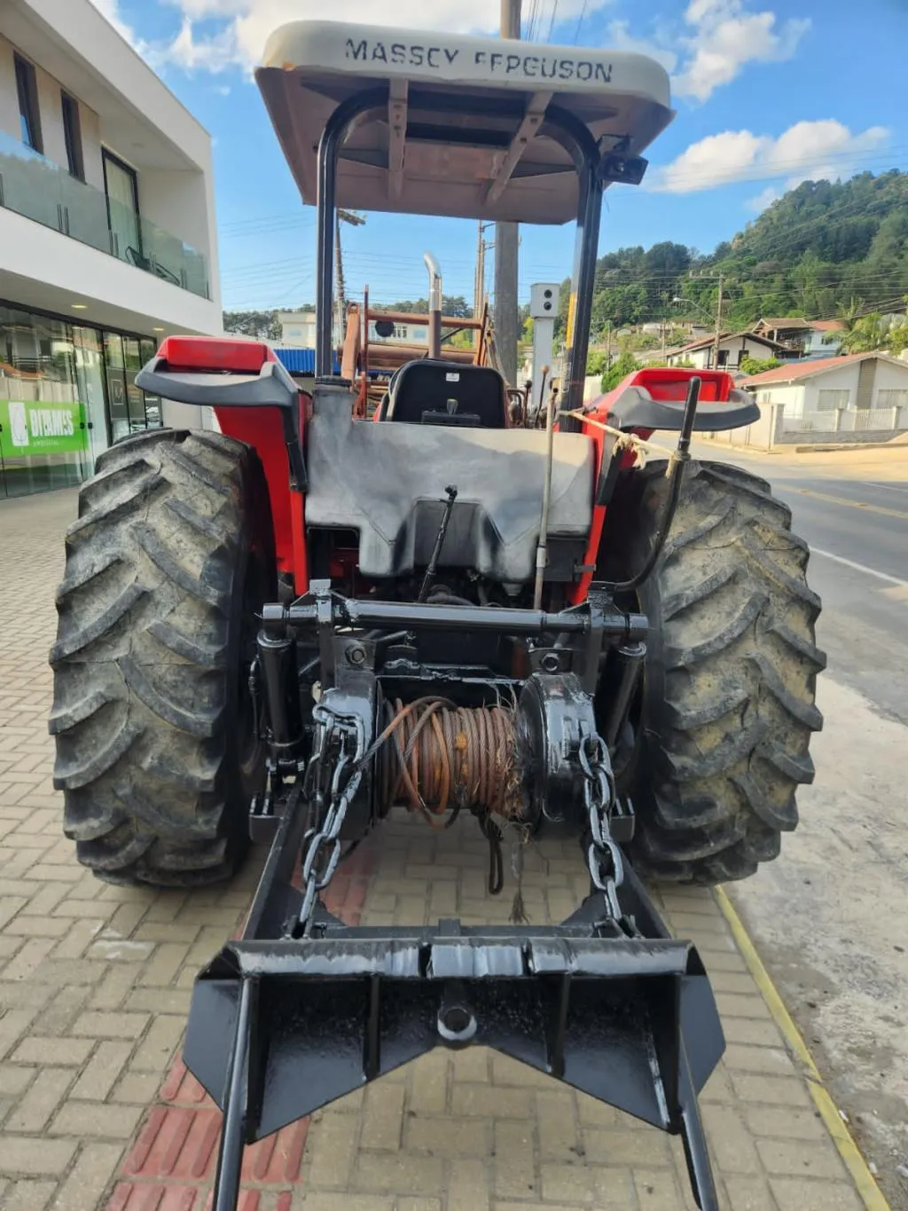 Trator Massey Ferguson modelo 4275 ano 1998 com guincho TMO caçador de 18 toneladas e levante frontal