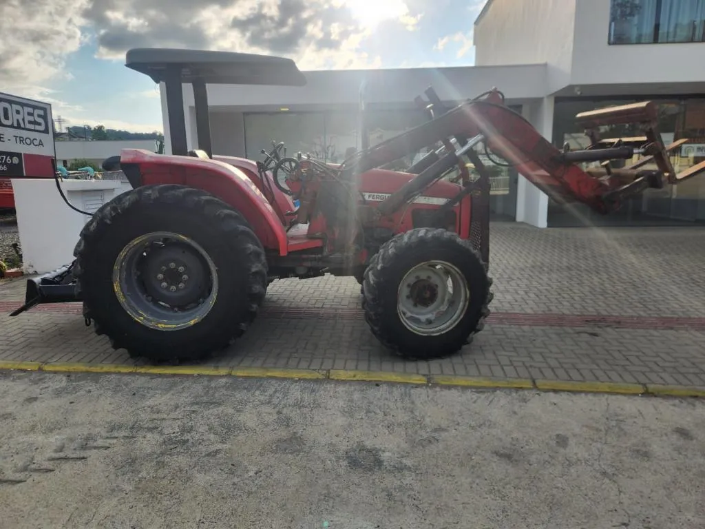 Trator Massey Ferguson modelo 4275 ano 1998 com guincho TMO caçador de 18 toneladas e levante frontal