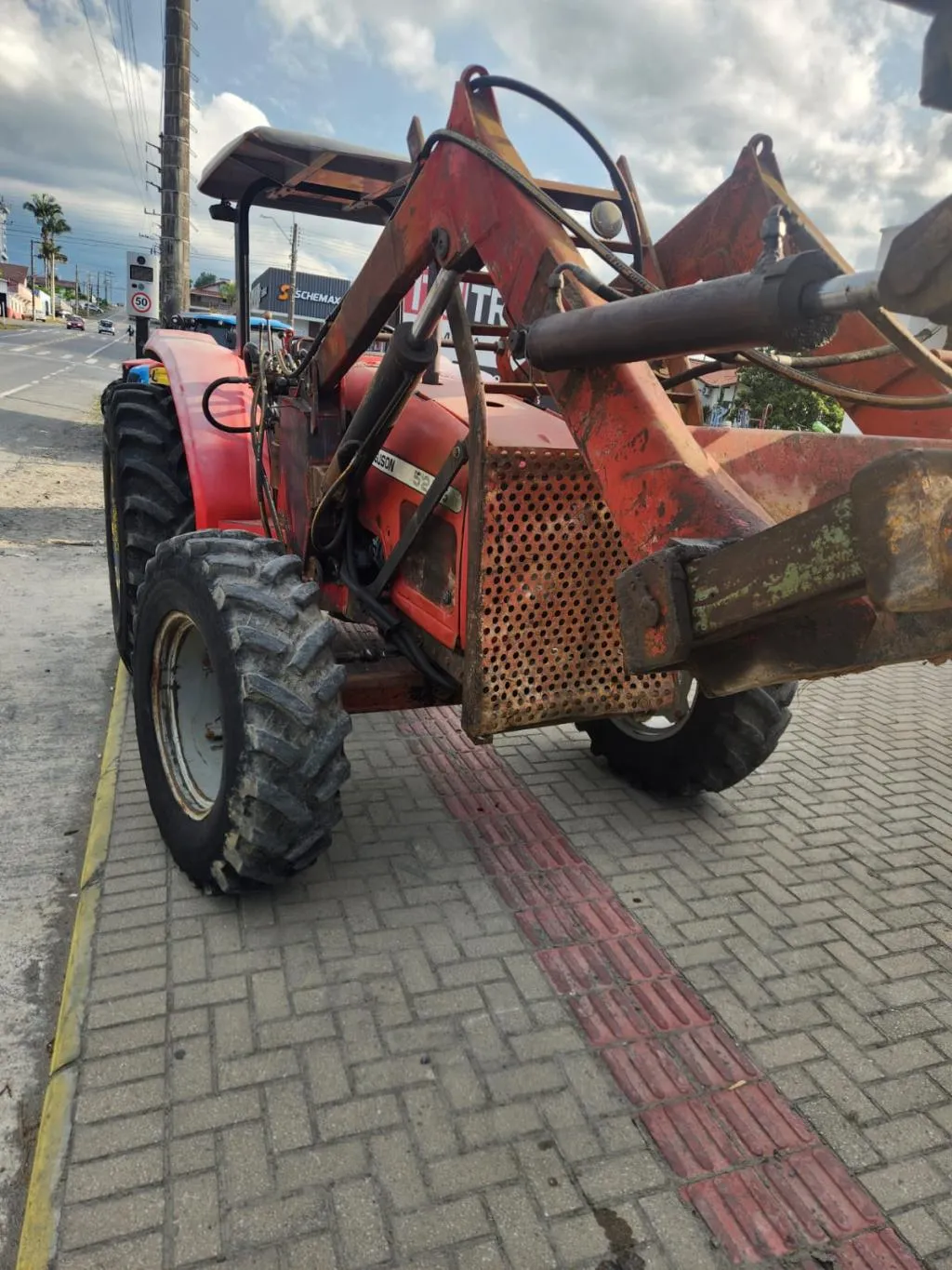 Trator Massey Ferguson modelo 4275 ano 1998 com guincho TMO caçador de 18 toneladas e levante frontal