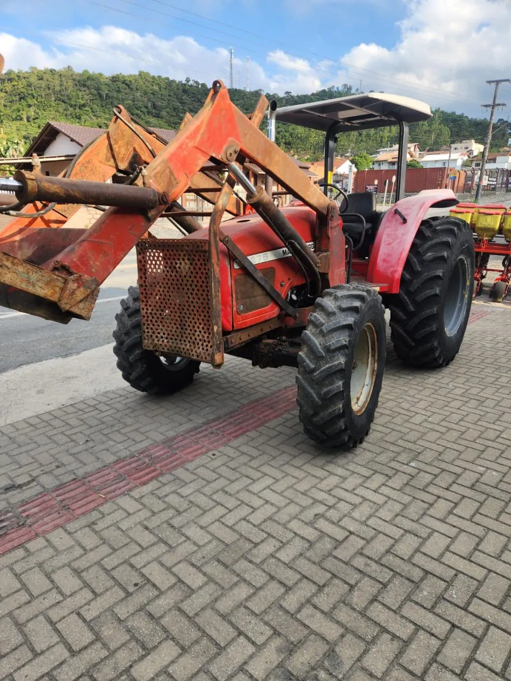 Trator Massey Ferguson modelo 4275 ano 1998 com guincho TMO caçador de 18 toneladas e levante frontal