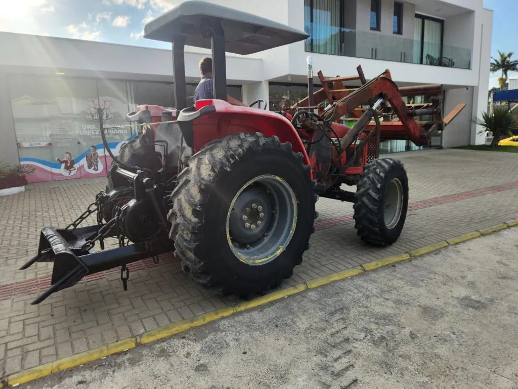 Trator Massey Ferguson modelo 4275 ano 1998 com guincho TMO caçador de 18 toneladas e levante frontal