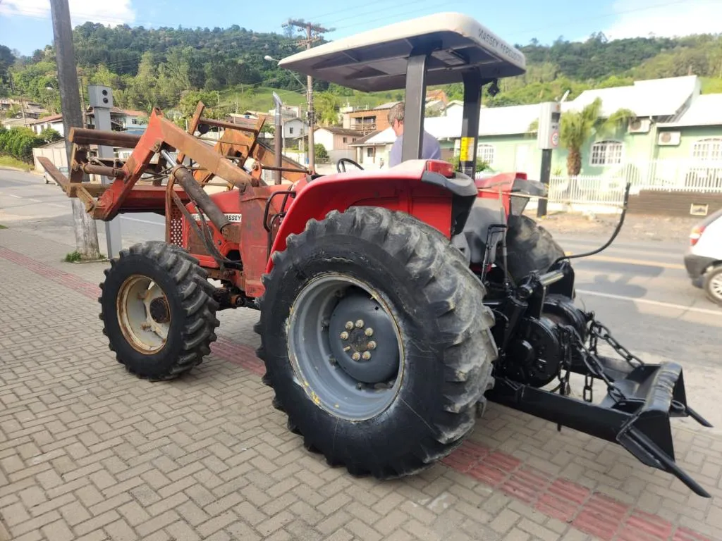 Trator Massey Ferguson modelo 4275 ano 1998 com guincho TMO caçador de 18 toneladas e levante frontal