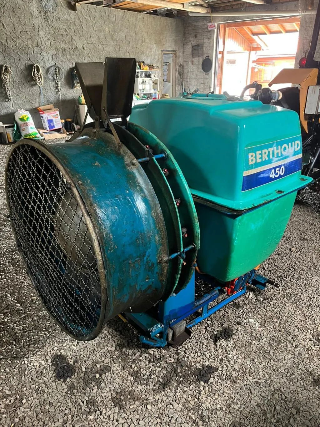 Pulverizador Turbina Berthoud 450 litros 14 bicos Hélice com 12 pás