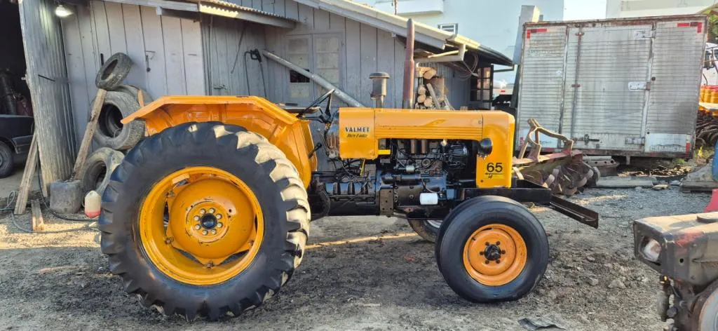 Trator Valmet 65 com direção  hidráulica