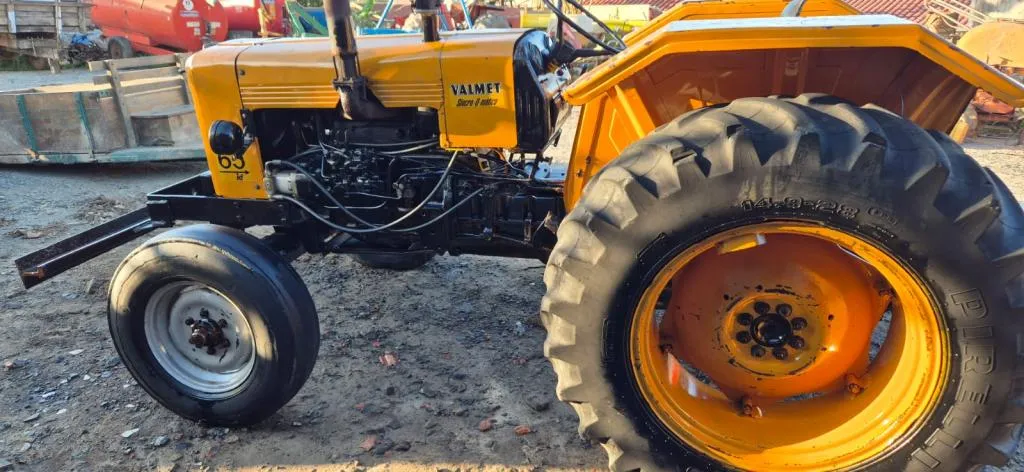 Trator Valmet 65 com direção  hidráulica