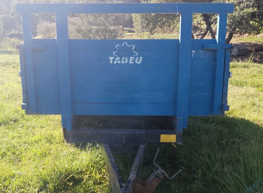 Carreta agrícola Tadeu 5 toneladas eixo tandem basculante