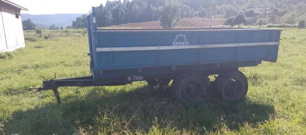 Carreta agrícola Tadeu 5 toneladas eixo tandem basculante
